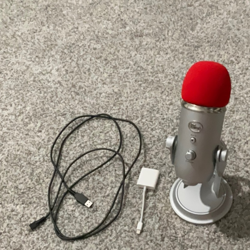 BLUE YETI SILVER MICROPHONE!! EUC CORD AND PHONE ADAPTER INCLUDED!